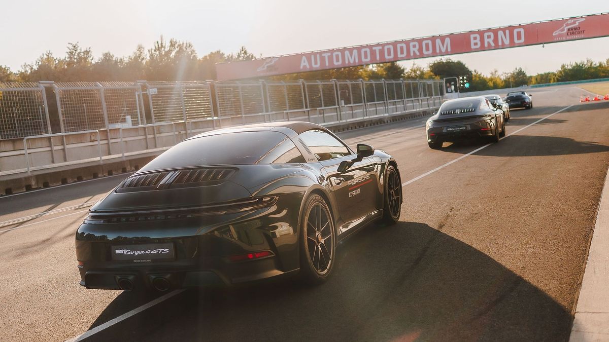 Víkend na plný plyn: Porsche Festival přivítal stovky nádherných sporťáků s motorem na nesprávném místě